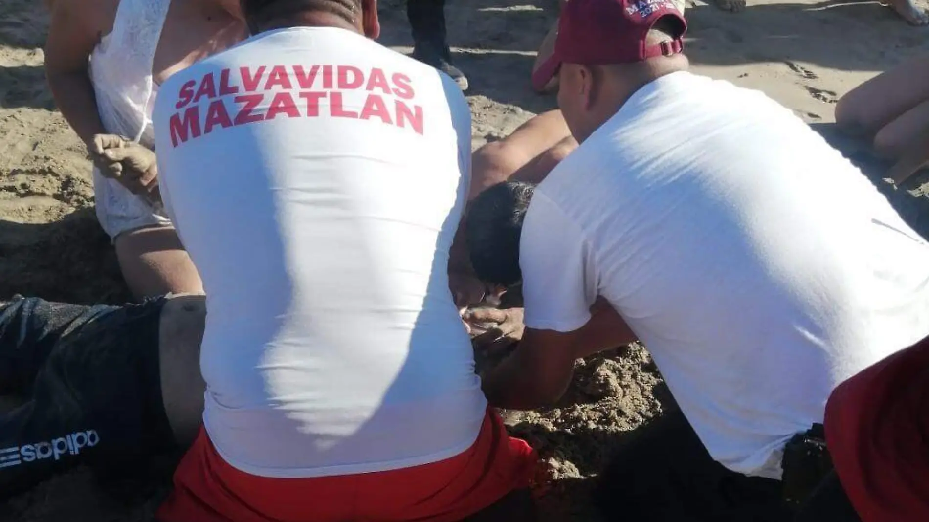 salvavidas rescatan a 21 personas en playas de mazatlan